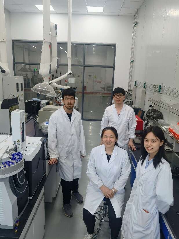 华东师大赵晨教授团队转化废弃塑料PET为汽车燃料和防冻液